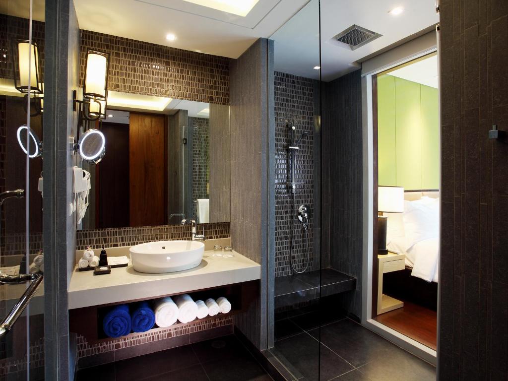 Moderns vannas istabas interjers Graceland Khaolak Resort & Spa
