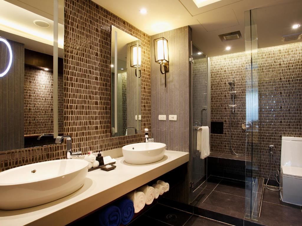 Mūsdienīgs vannas istabas interjers Graceland Khaolak Resort & Spa ar diviem izlietnēm.