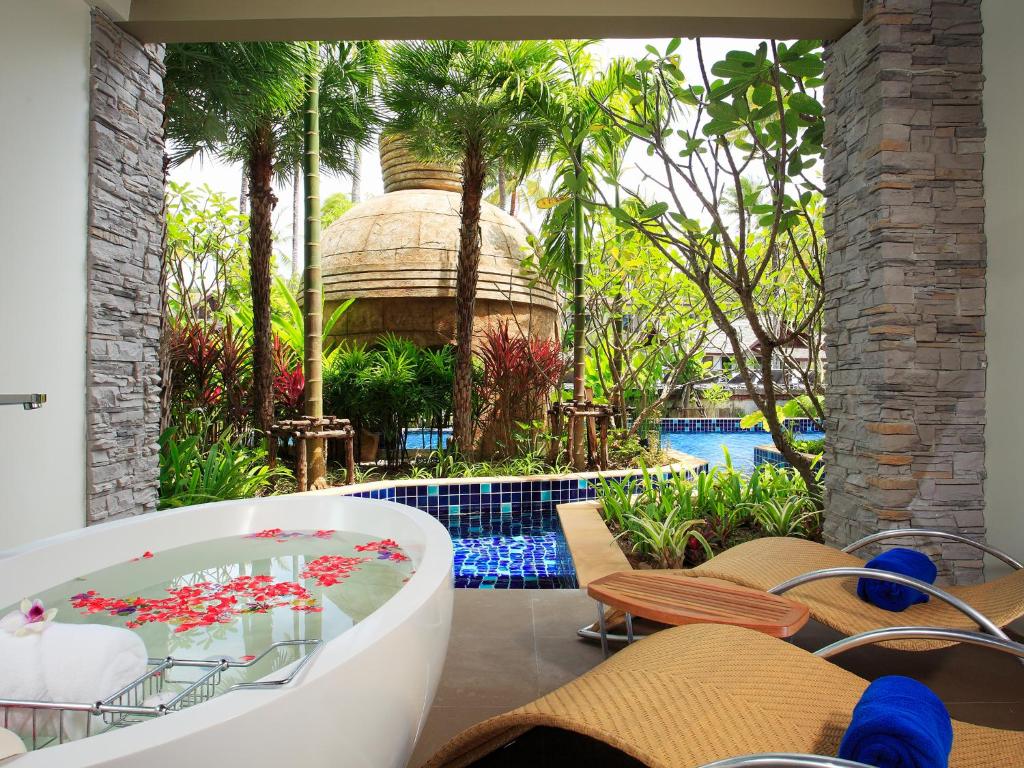 Relaksējoša vanna ar ziedlapiņām Graceland Khaolak Resort & Spa, piekrastē.