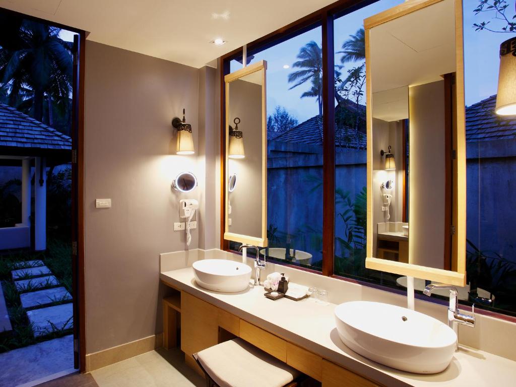 Moderns vannas istabas dizains Graceland Khaolak Resort & Spa ar lieliem logiem.