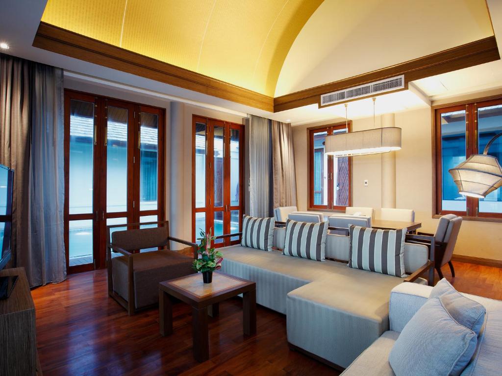 Mūsdienīgs viesnīcas numurs Graceland Khaolak Resort & Spa ar ērtu sēdvietu zonu.