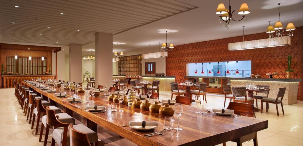 Mūsdienīgs restorāns ar plašu galdu un elegantiem krēsliem, siltiem apgaismojumiem un gaumīgu interjeru. Ideāla vide maltītēm un sanākšanām.