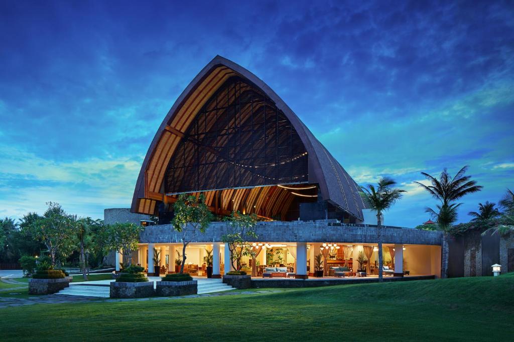 Moderns arhitektūras dizains ar izliektu jumtu, kas apvieno dabu un greznību, radot mierīgu atmosfēru. Pievilcīga ēka ar plašām terasēm un zaļām ainavām.