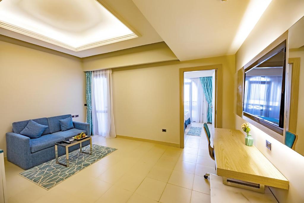 Moderns numurs Gravity Hotel Sahl Hasheesh ar dīvānu un galdu.