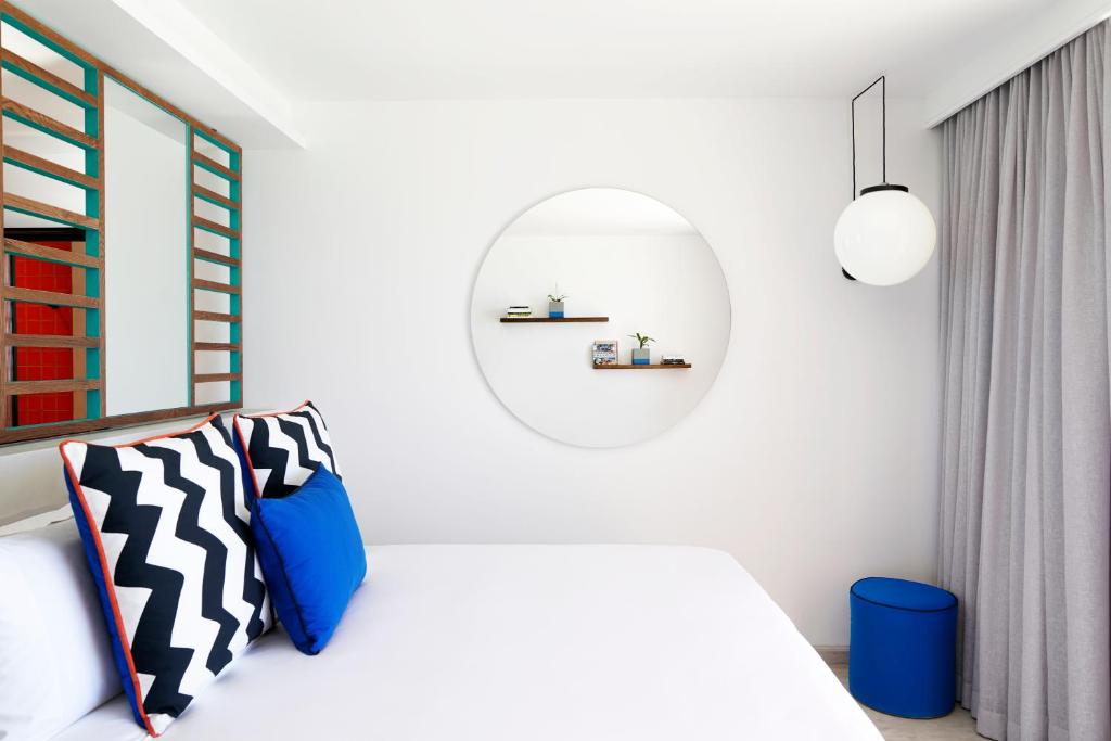 Moderns numurs viesnīcā SALT of Palmar ar gaišu interjeru un akcentiem.