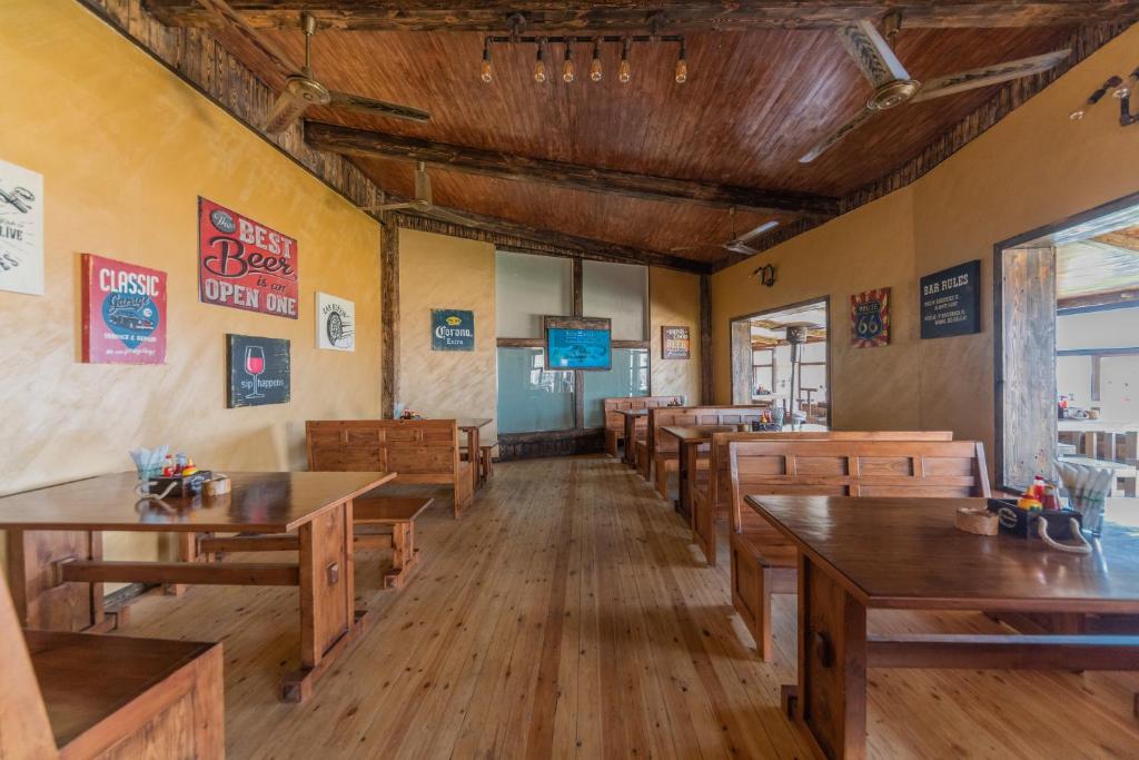 Malkošanas zona viesnīcā Sunrise Garden Beach Resort ar koka galdiem un krēsliem.