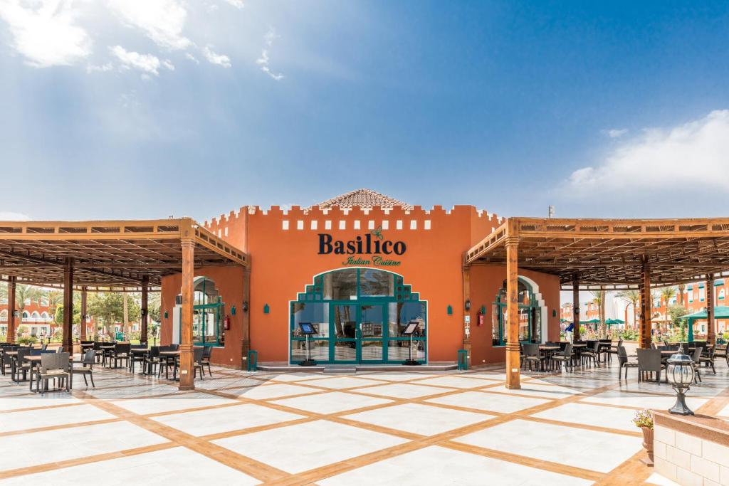 Basilico restorāns Sunrise Garden Beach Resort ar terasi piekrastē