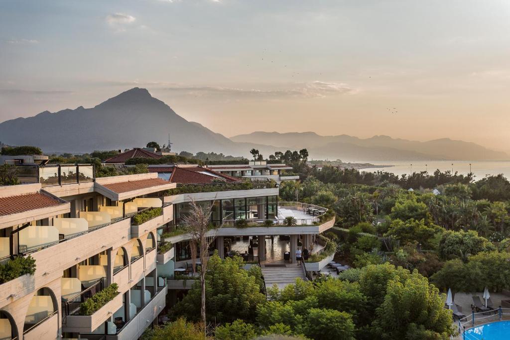 Mūsdienīgs kūrorts ar ainavisku kalnu fonu un zaļām terasēm, kas sniedz skatu uz jūru un saulrietu. Ideāla vieta atpūtai un relaksācijai.