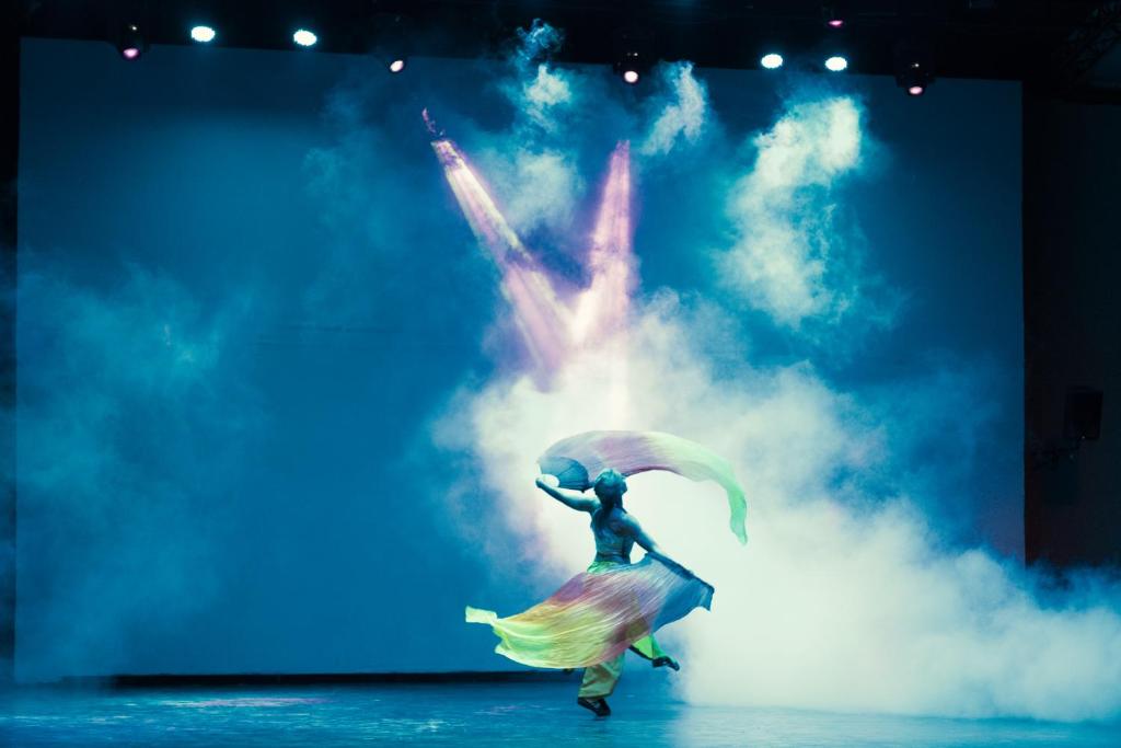 Sieviete dejo ar krāsainām šallēm Sindbad Club