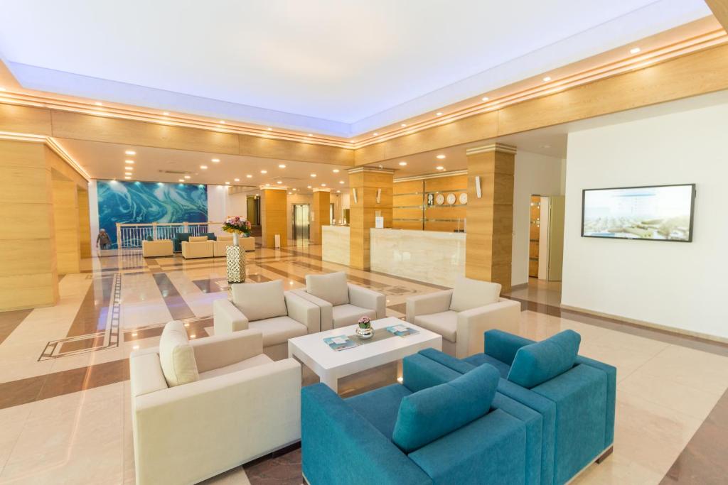 Moderns viesnīcas reģistratūras interjers ar plašu, gaišu telpu un elegantām mēbelēm. Svaigas krāsas un mākslas darbi rada patīkamu atmosfēru.