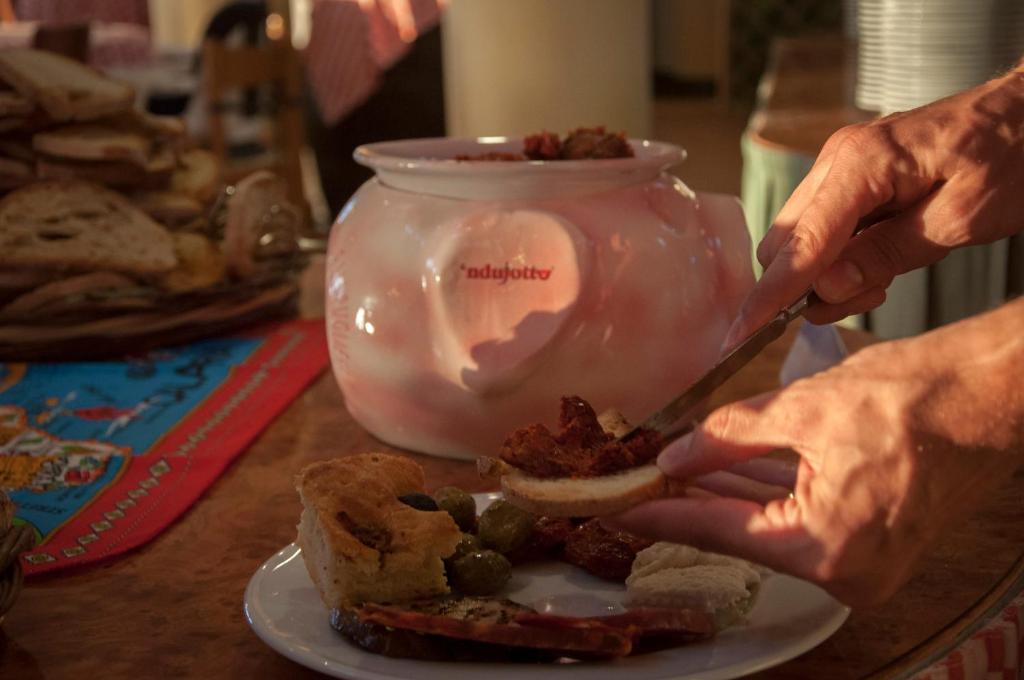 Svaigma ēdienu pasniegšana ar dažādiem uzkodu elementiem, tostarp maizēm un konservētiem dārzeņiem, uz galda.