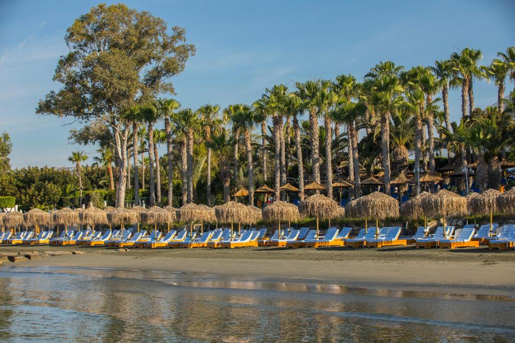 Pludmale un sauļošanās krēsli viesnīcā The GrandResort Limassol Cyprus
