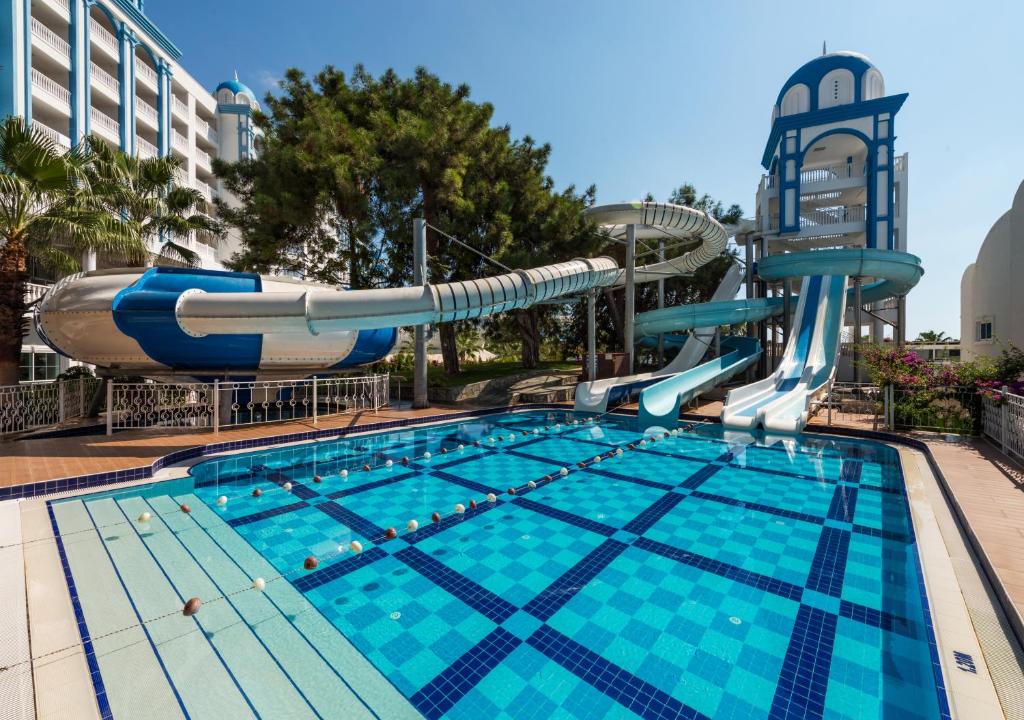 Ūdens slidkalniņi un peldbaseins Rubi Platinum SPA Resort & Suites