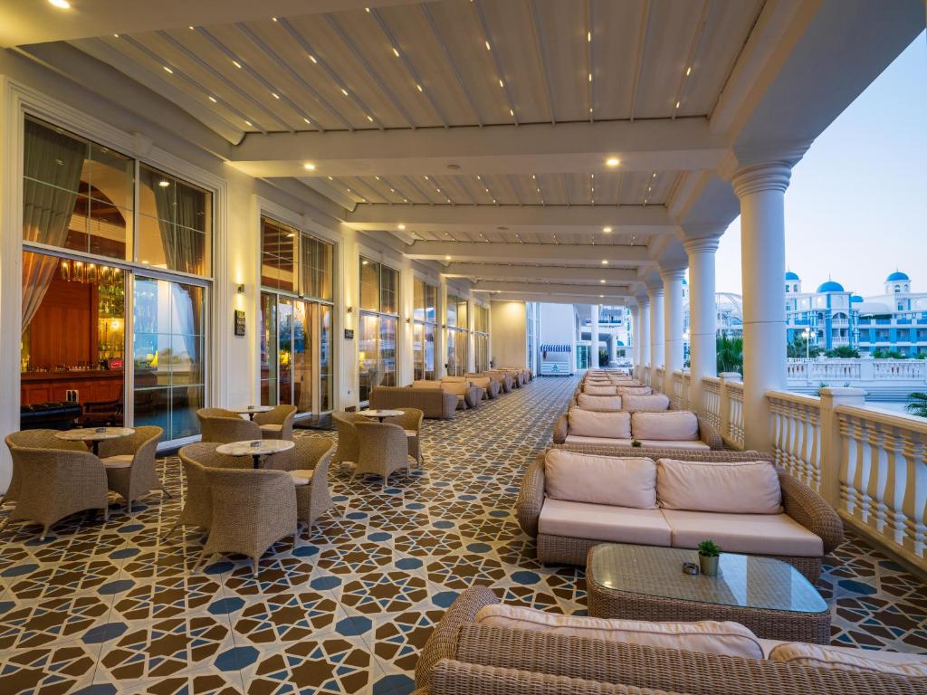 Rubi Platinum SPA Resort & Suites terase ar ērtām mēbelēm un elegantu apgaismojumu