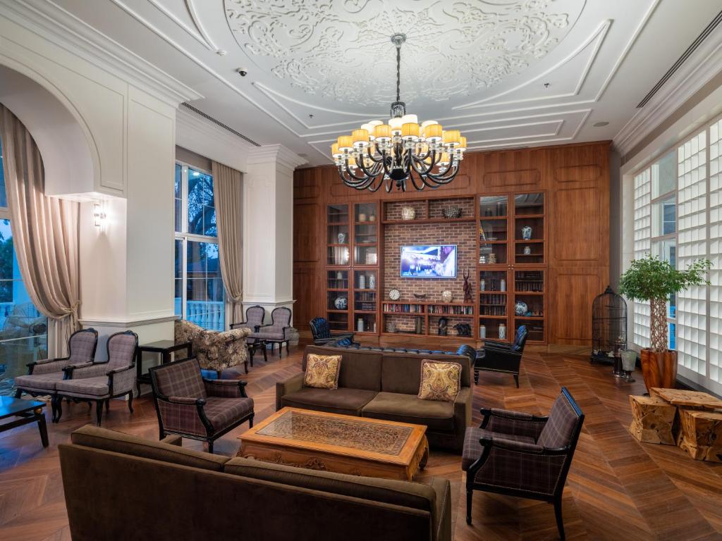 Elegants viesnīcas Rubi Platinum SPA Resort & Suites salons ar komfortablu mēbelējumu.
