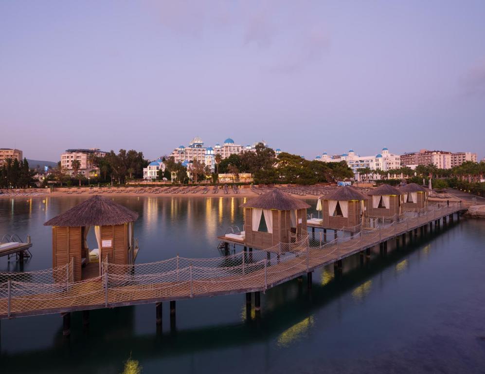 Rubi Platinum SPA Resort & Suites, piekrastes koka paviljoni saulrietā.