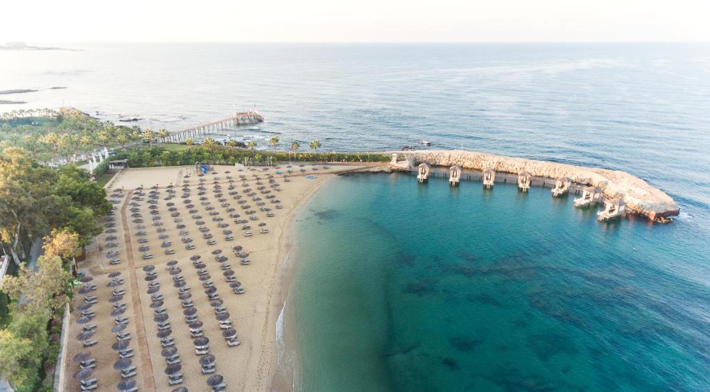 Rubi Platinum SPA Resort & Suites pludmale ar saulessargiem un skatu uz jūru