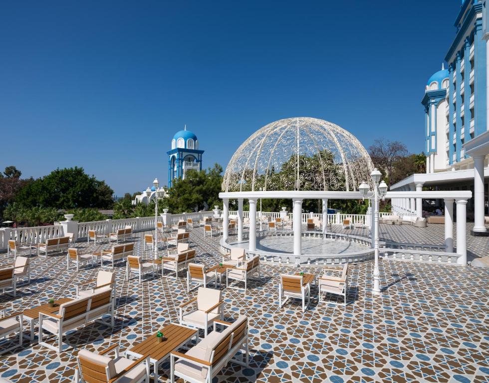 Atpūtas zona pie Rubi Platinum SPA Resort & Suites ar sauļošanās krēsliem un dekoratīvu paviljonu.