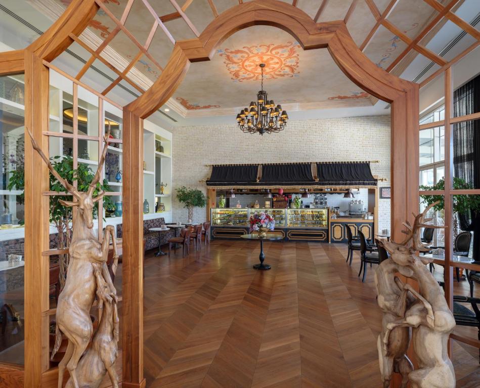 Eleganta restorāna iekārtojums Rubi Platinum SPA Resort & Suites ar koka detaļām.