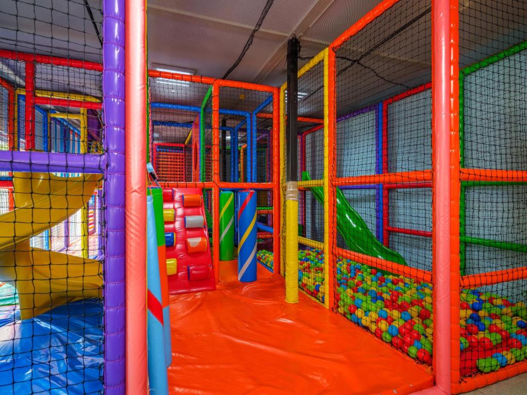 Bērnu rotaļu laukums Rubi Platinum SPA Resort & Suites ar krāsainām aktivitātēm.