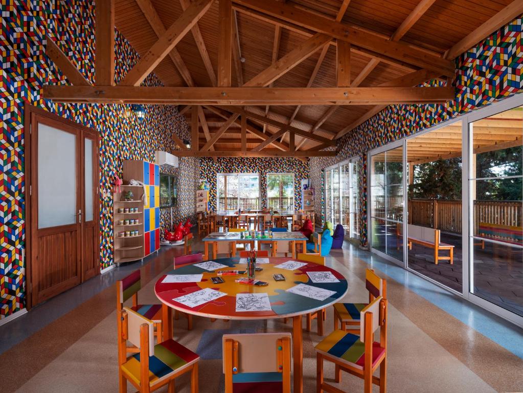 Rubi Platinum SPA Resort & Suites radošā bērnu istaba ar krāsainām mēbelēm.