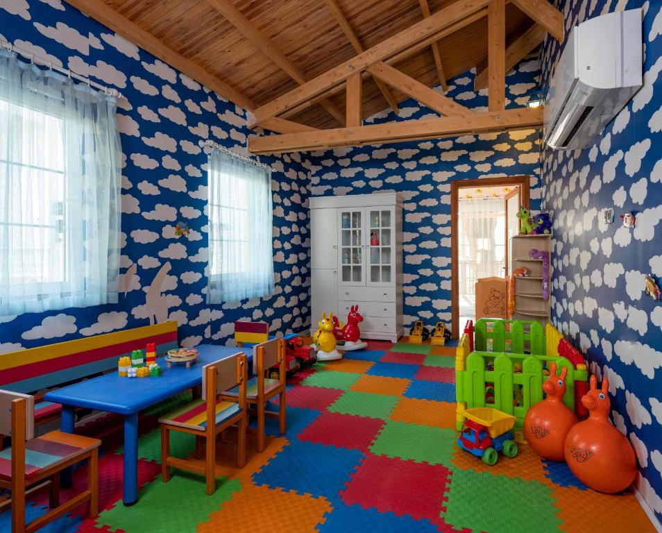 Krāsains bērnu rotaļu istaba viesnīcā Rubi Platinum SPA Resort & Suites