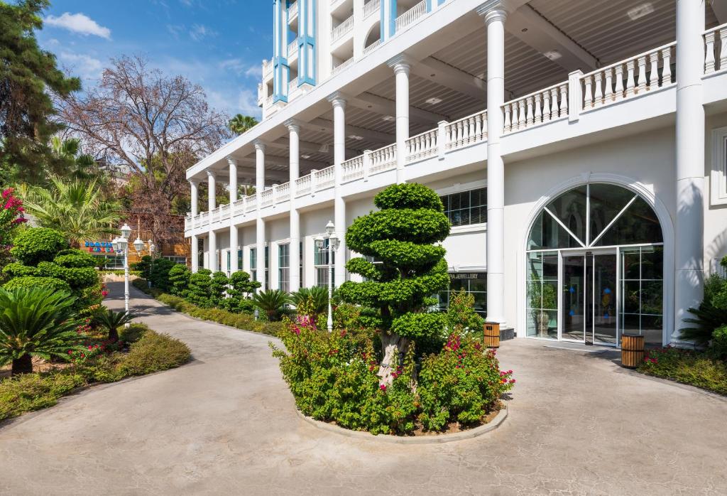 Rubi Platinum SPA Resort & Suites ieeja ar elegantiem dārza elementiem.