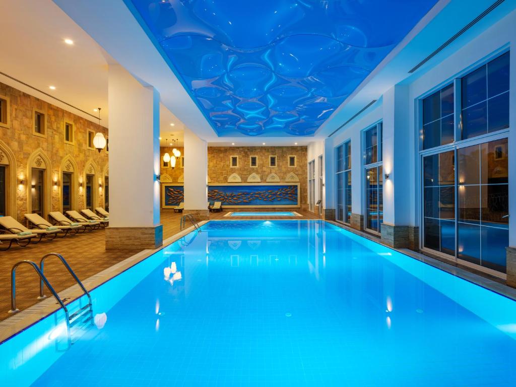 Rubi Platinum SPA Resort & Suites iekštelpu peldbaseins ar mūsdienīgu dizainu