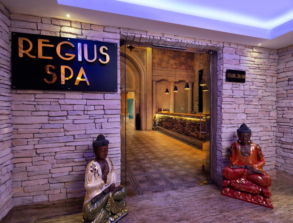 Regius SPA ieeja ar budas statujām un akmens sienu, Rubi Platinum SPA Resort & Suites
