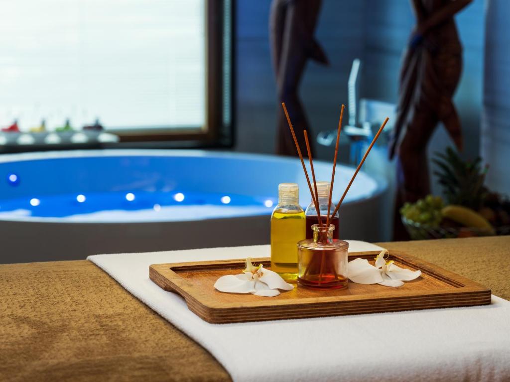 Rubi Platinum SPA Resort & Suites relaksējoši aromāti un spa eļļas uz galda