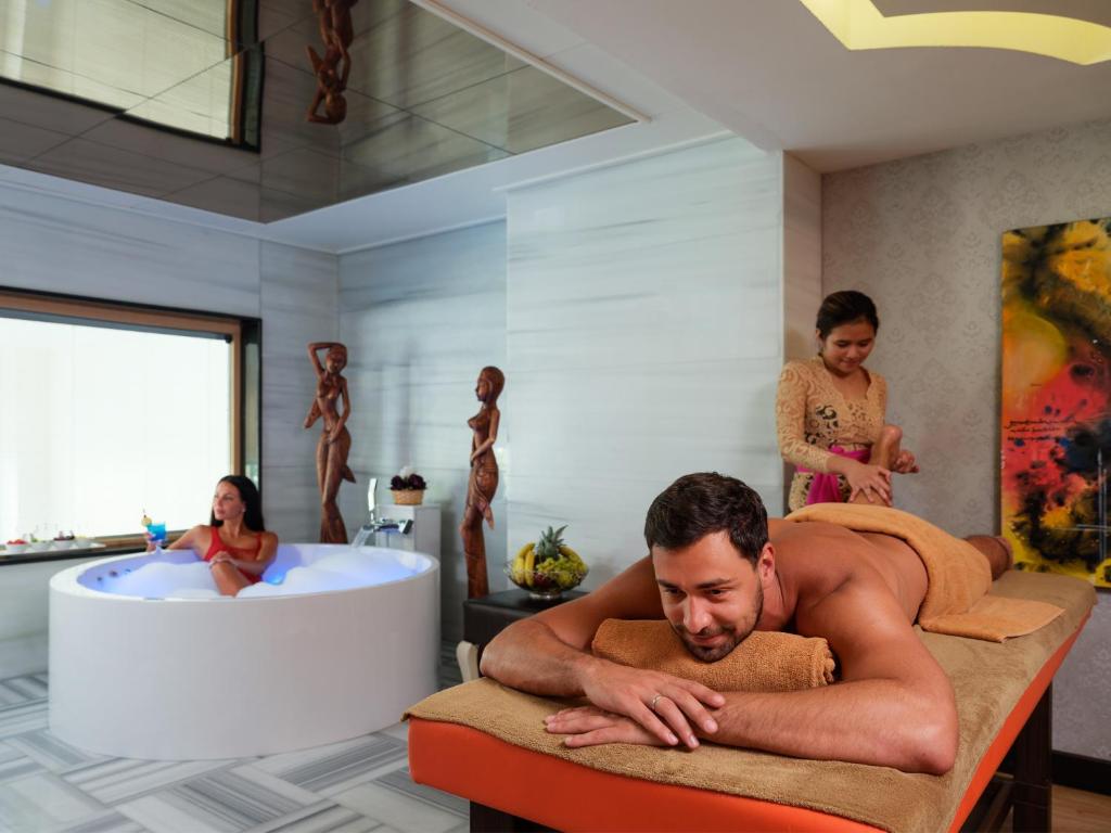 Rubi Platinum SPA Resort & Suites relaksējoša masāža un džakuzi