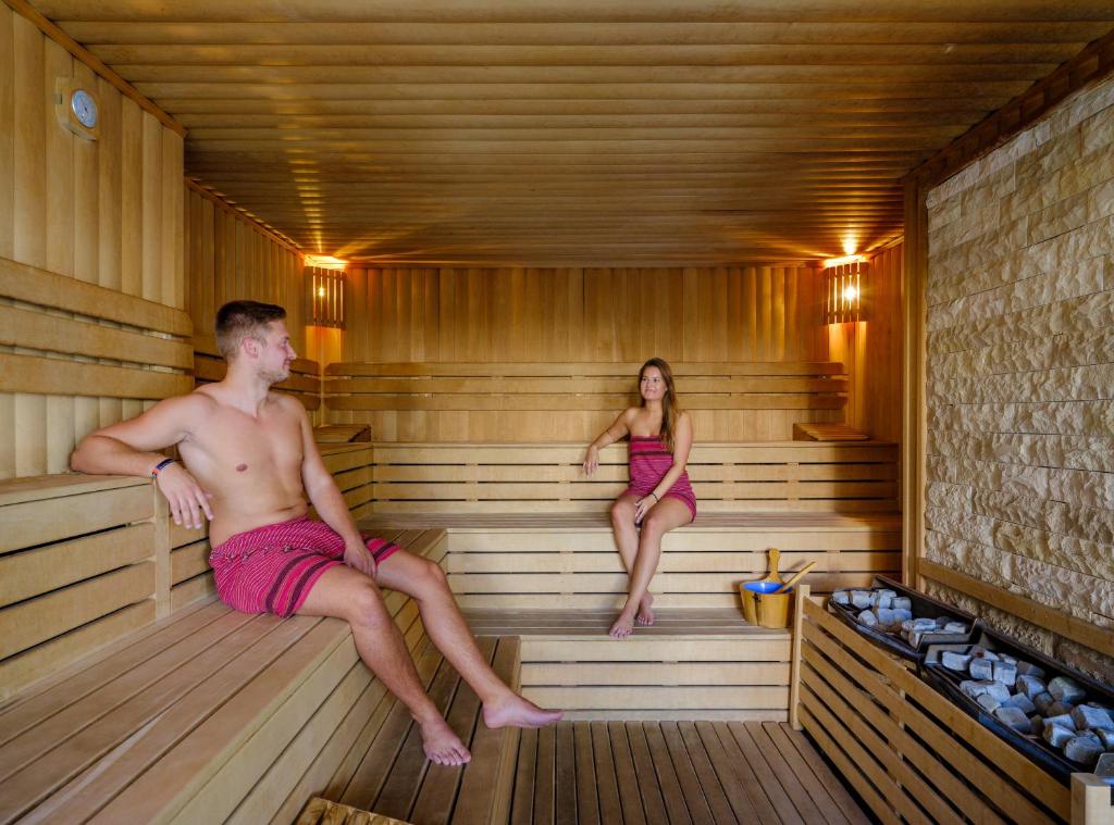 Pāris relaksējas saunā Rubi Platinum SPA Resort & Suites