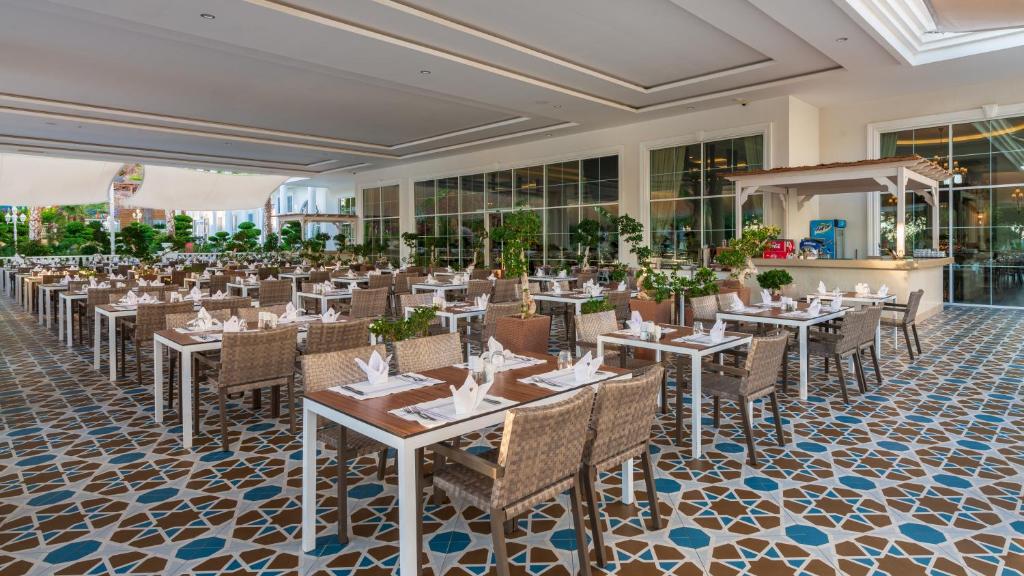 Mūsdienīgs restorāns ar plašām terasēm Rubi Platinum SPA Resort & Suites