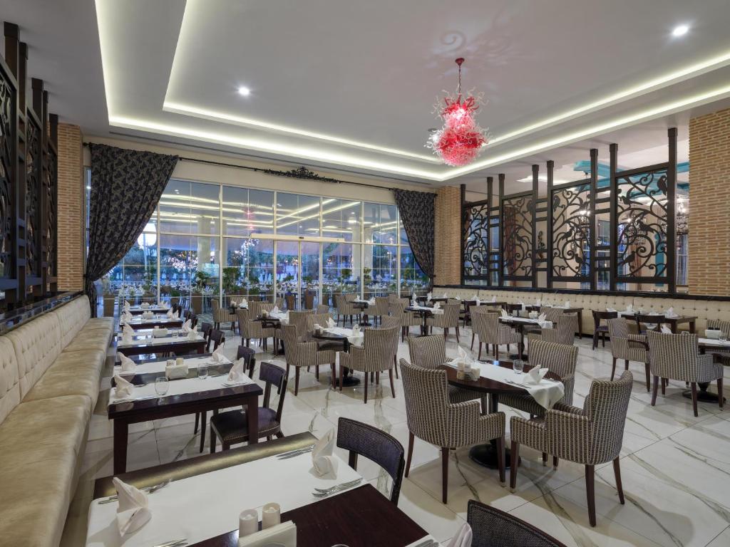 Elegants restorāns ar modernu interjeru viesnīcā Rubi Platinum SPA Resort & Suites.