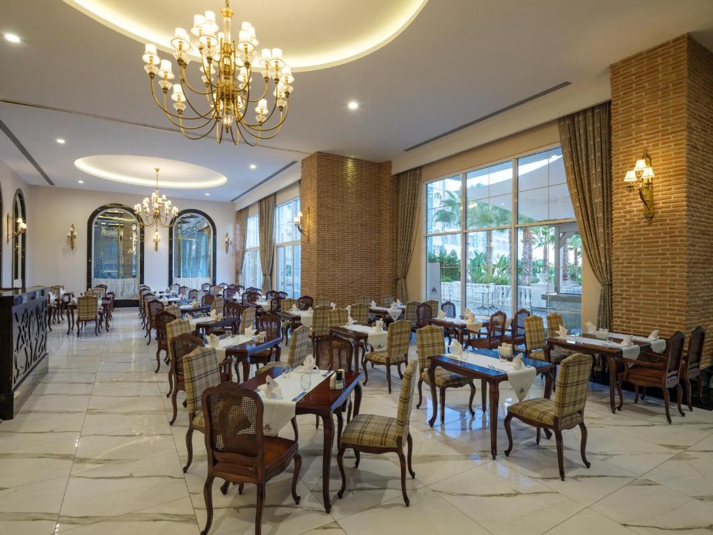 Elegantā ēdamzāle Rubi Platinum SPA Resort & Suites ar krāšņām lampām