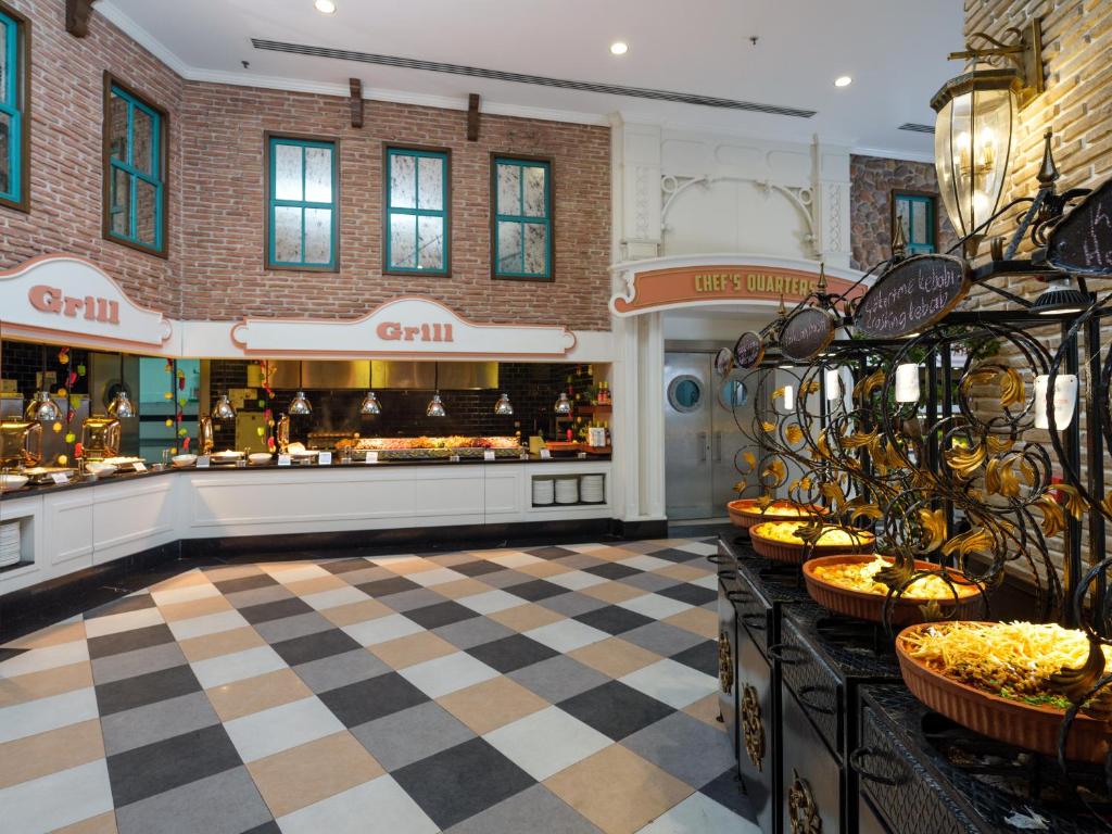 Rubi Platinum SPA Resort & Suites grila zona ar ēdienu izvēli