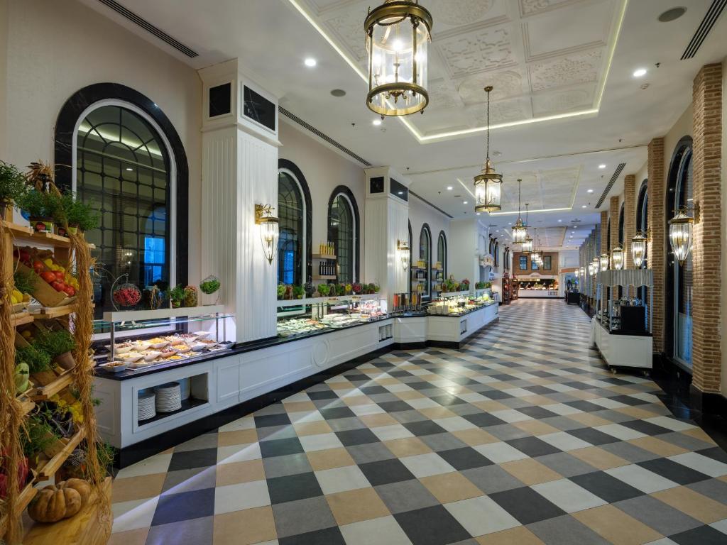 Elegantais bufetes restorāns ar plašu ēdienu izvēli Rubi Platinum SPA Resort & Suites.