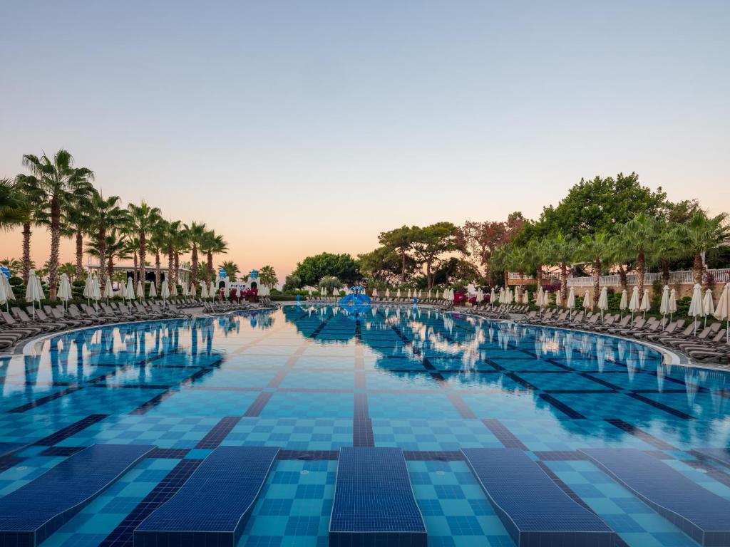 Lielais peldbaseins ar palmām pie Rubi Platinum SPA Resort & Suites.
