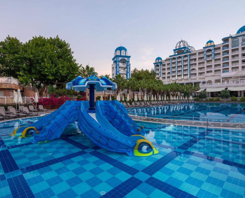Rubi Platinum SPA Resort & Suites baseins ar slidkalni uz zila fona