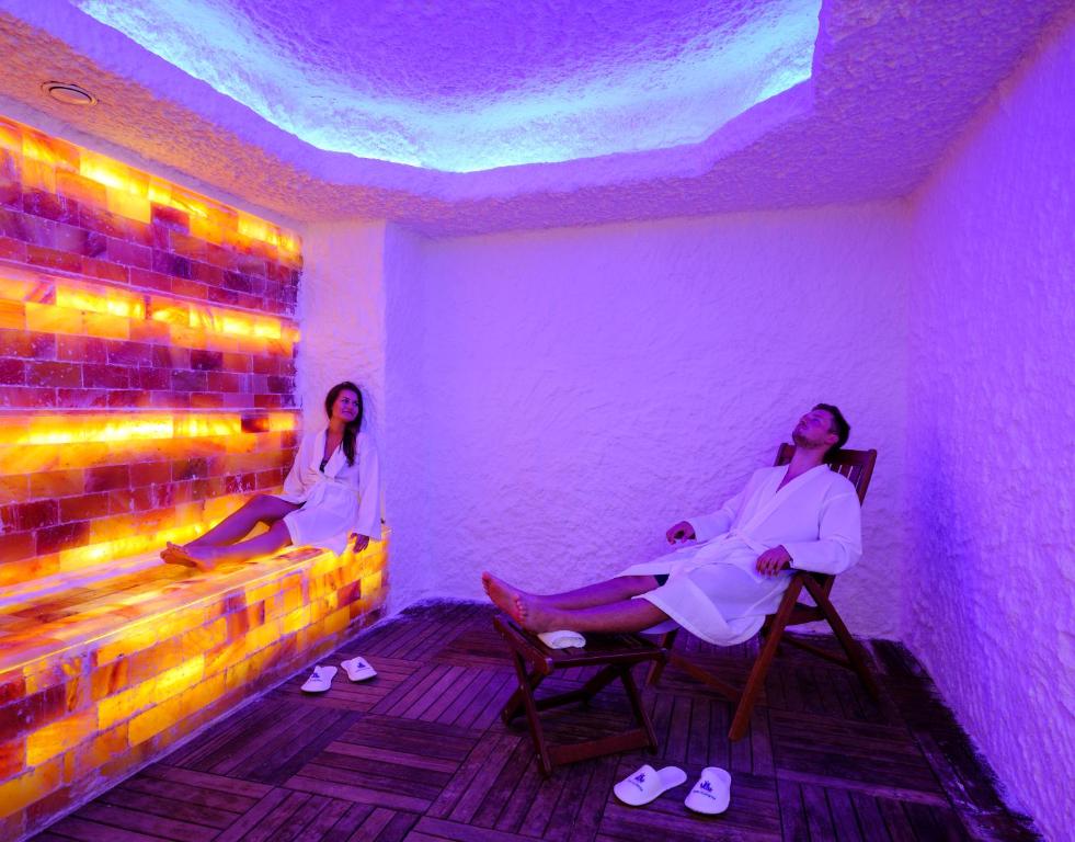 Rubi Platinum SPA Resort & Suites relaksējoša sāls telpa ar zilu apgaismojumu