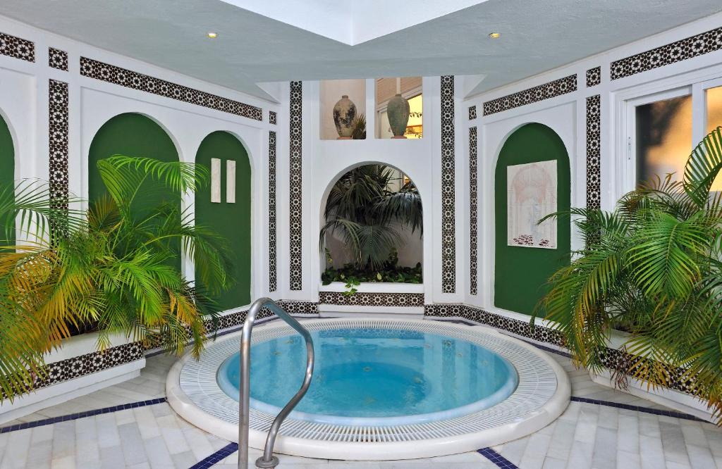 Mūsdienīgs un relaksējošs spa interjers ar džakuzi, apzaļumotām augu kompozīcijām un elegantām dekoratīvām sienām. Ideāla vieta atpūtai un labsajūtai.