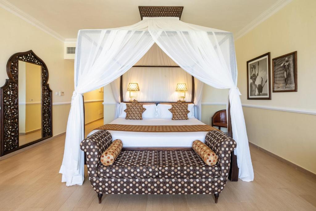 Elegants numurs ar baldahīna gultu RIU Palace Zanzibar.