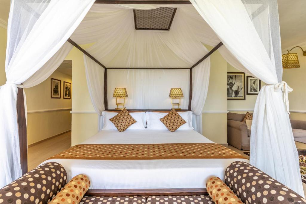 Elegants numurs ar baldahīna gultu RIU Palace Zanzibar.