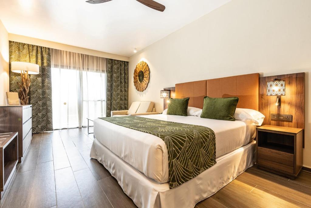 Moderns numurs viesnīcā RIU Palace Zanzibar ar ērtu gultu.