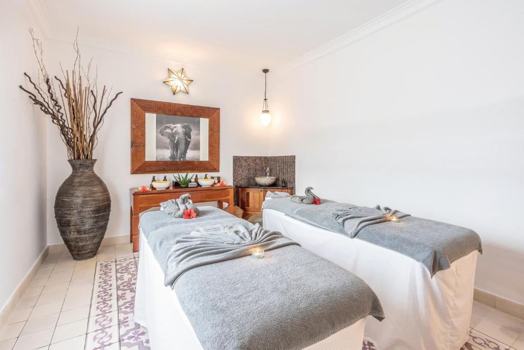 RIU Palace Zanzibar spa telpa ar masāžas galdiem.