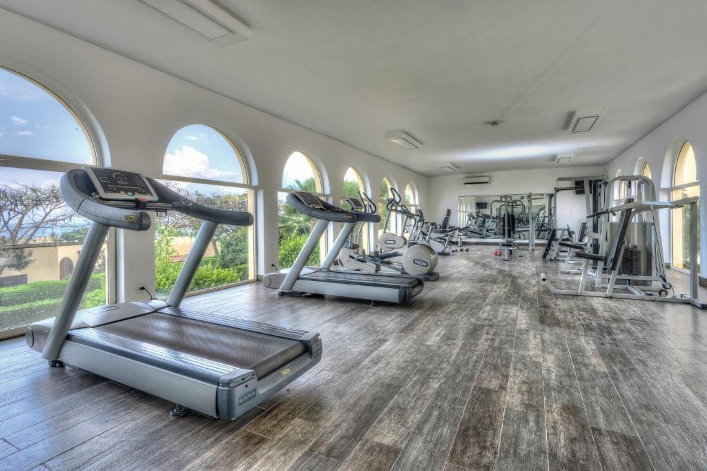 RIU Palace Zanzibar modern fitness centrs ar skatu uz dārzu.