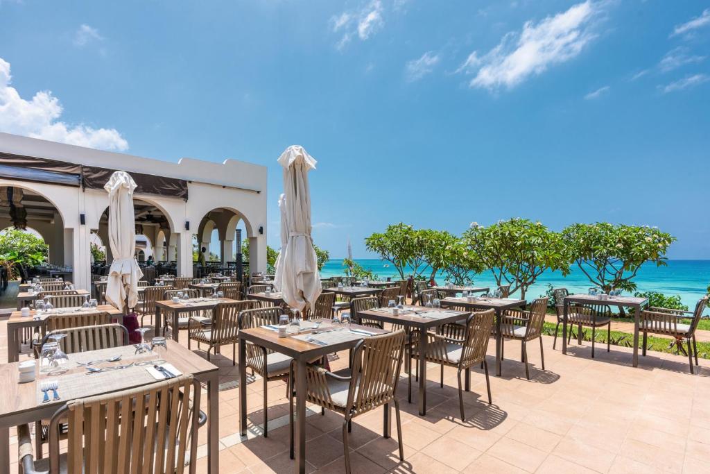Āra terase ar skatu uz okeānu viesnīcā RIU Palace Zanzibar.