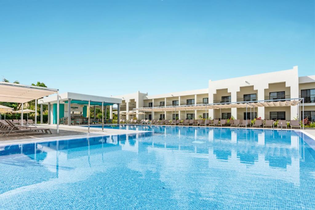 RIU Palace Zanzibar viesnīcas baseins ar atpūtas zonu.