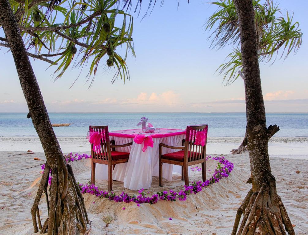 Romantiska maltīte pludmalē Neptune Pwani Beach Resort & Spa.