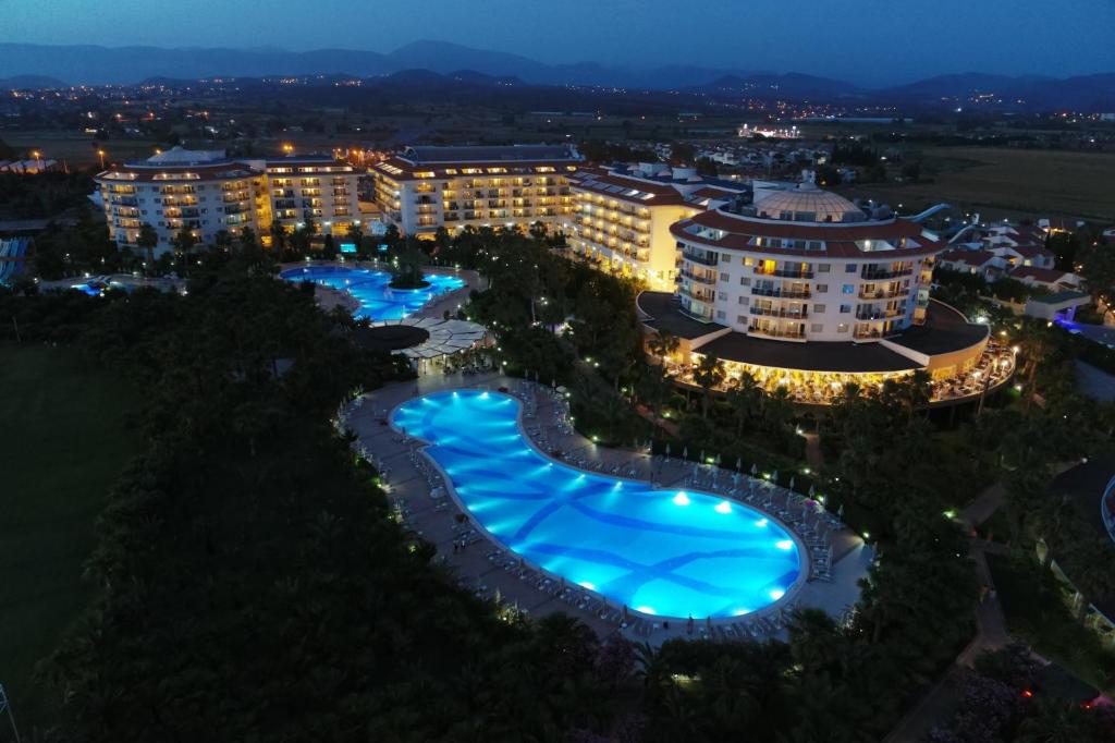 Seaden Sea World Resort & Spa baseins piekrastē ar nakts apgaismojumu